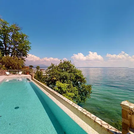 Flora Luxury Pool-bgl