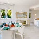 Flora Luxury Pool-bgl