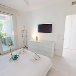 Flora Luxury Pool-bgl *